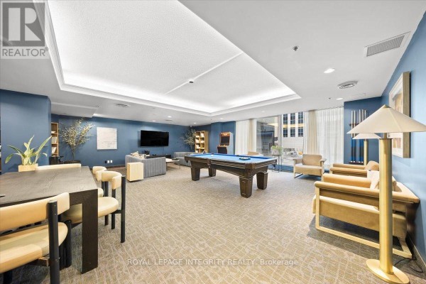 Recreational room with a pool table, lounge seating, and blue walls. - 909 - 161 Laurier Avenue W, Ottawa