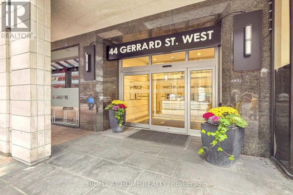 Living room - 909 - 44 Gerrard Street W, Toronto, ON M5G2K2 Photo 2