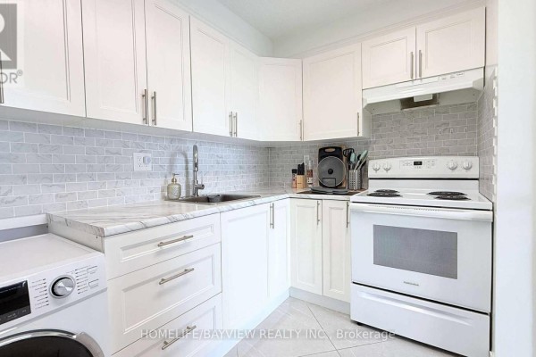 Kitchen - 909 - 4645 Jane Street, Toronto, ON M3N2K9 Photo 3
