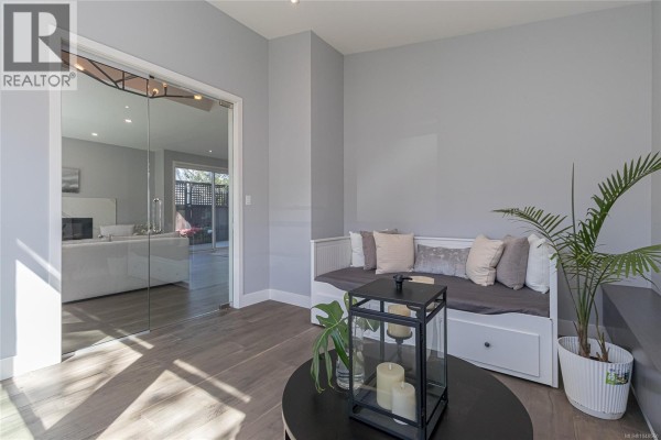 Den - 909 Bank St, Victoria, BC V8S4B1 Photo 4