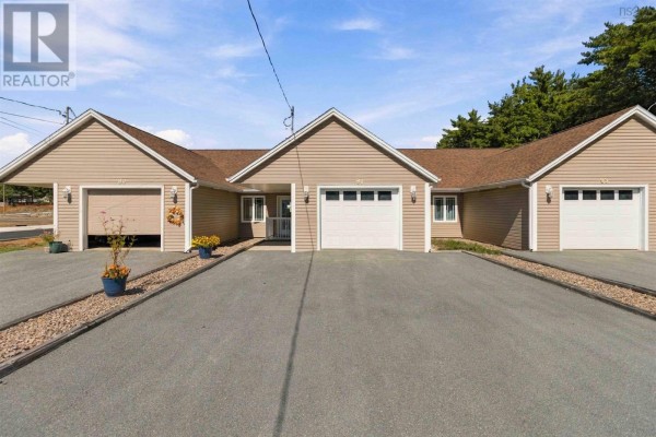 Living room - 91 Etna Street, Bridgewater, NS B4V8Z1 Photo 2