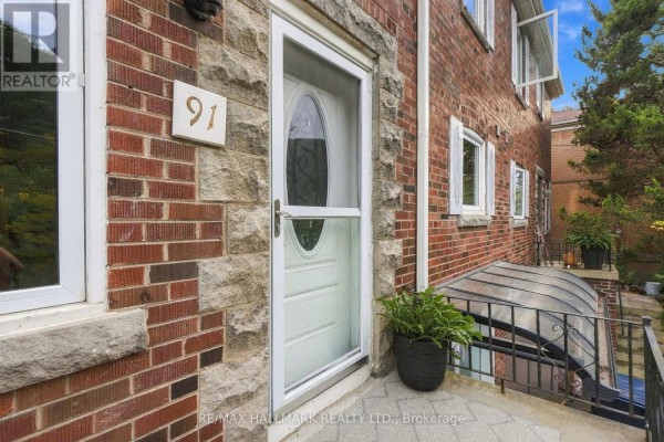 Living room - 91 Glen Davis Crescent, Toronto, ON M4E1X7 Photo 2