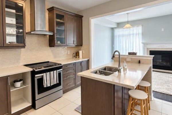 91 Huguenot Road, Oakville, ON L6H0M3 Photo 2