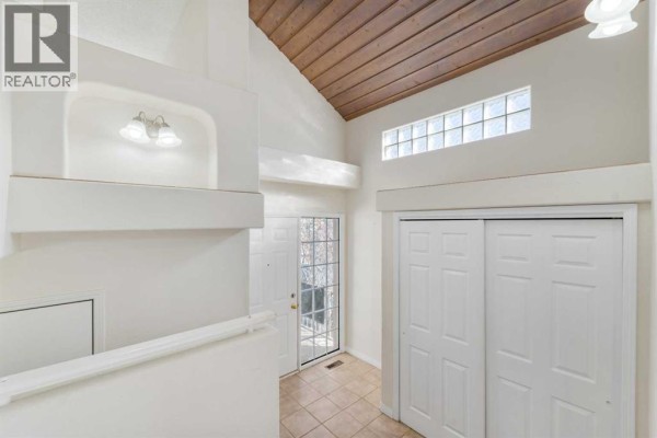 Foyer - 91 Millbank Hill Sw, Calgary, AB T2Y2Z1 Photo 4