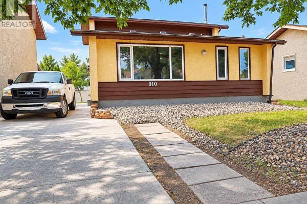 910 Devonshire Drive N, Regina