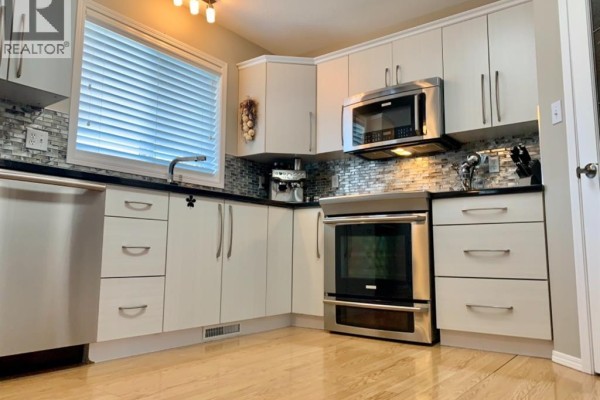 3pc Bathroom - 9106 93 Ave, Lac La Biche, AB T0A2C0 Photo 5