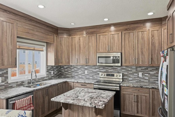 Kitchen - 9108 Cooper Cr Sw, Edmonton, AB T6W4A5 Photo 3