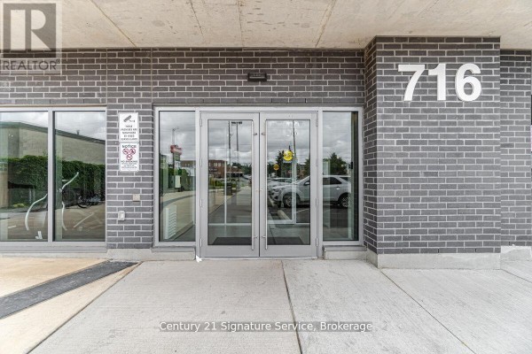 Entrance with double glass doors and brick facade - 911 - 716 Main Street E, Milton