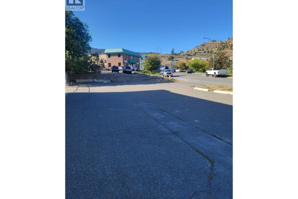 911 Laval Crescent, Kamloops, BC, photo 2
