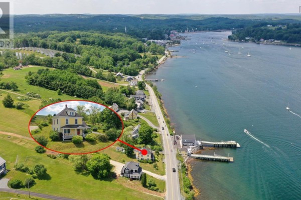 Living room - 9114 3 Highway, 997 Main St Mahone Bay, Maders Cove, NS B0J2E0 Photo 2