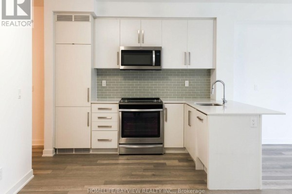 Bright room with large window and city view, hardwood flooring - 912 - 5180 Yonge Street, Toronto