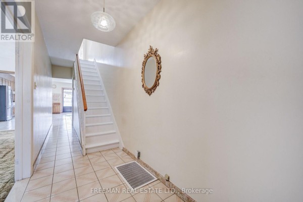 Laundry room - 912 Manning Avenue, Toronto, ON M6G2X4 Photo 2