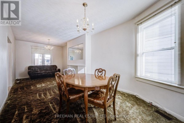 Dining room - 912 Manning Avenue, Toronto, ON M6G2X4 Photo 4