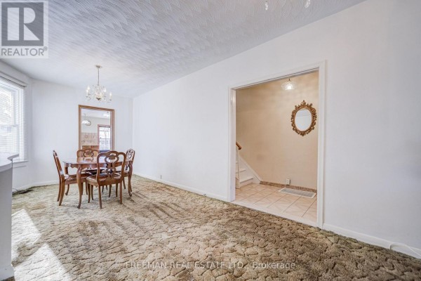 Kitchen - 912 Manning Avenue, Toronto, ON M6G2X4 Photo 5