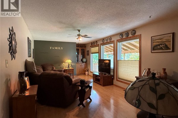 Kitchen/Dining room - 912 Railway Avenue, Loon Lake, SK S0M1L0 Photo 2