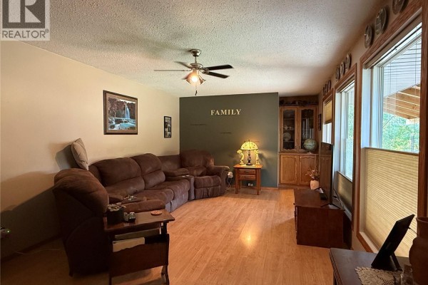Living room - 912 Railway Avenue, Loon Lake, SK S0M1L0 Photo 3