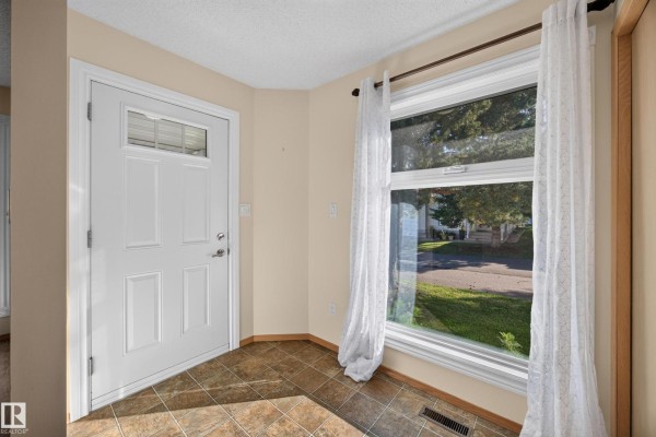 Kitchen - 9129 Garden Rd, St  Albert, AB T8N5N3 Photo 3