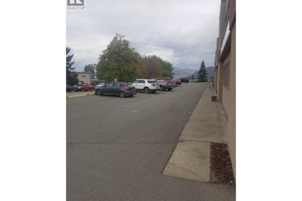 913 - 915 Laval Crescent, Kamloops, BC V2H1T7 Photo 3