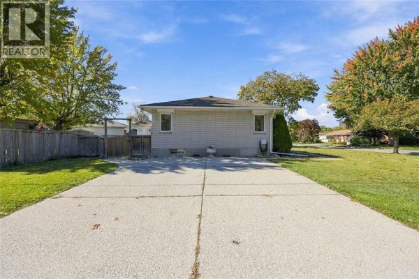 Laundry room - 913 Wedgewood Avenue, Sarnia, ON N7V3E8 Photo 4