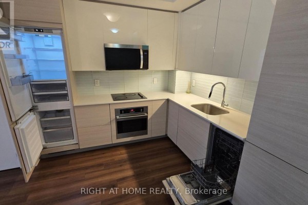 Living room - 914 - 210 Simcoe Street, Toronto, ON M5T0A9 Photo 3