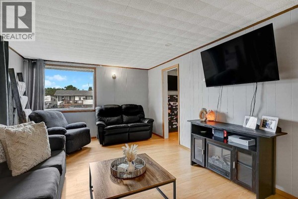 914 6 Avenue, Beaverlodge, AB T0H0C0 Photo 4