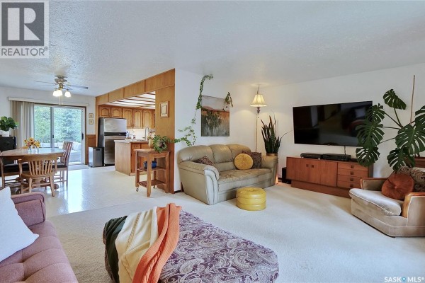 Living room - 914 Duffield Street W, Moose Jaw, SK S6H5J9 Photo 2