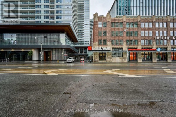 915 - 17 Bathurst Street, Toronto, ON M5V0N1 Photo 4