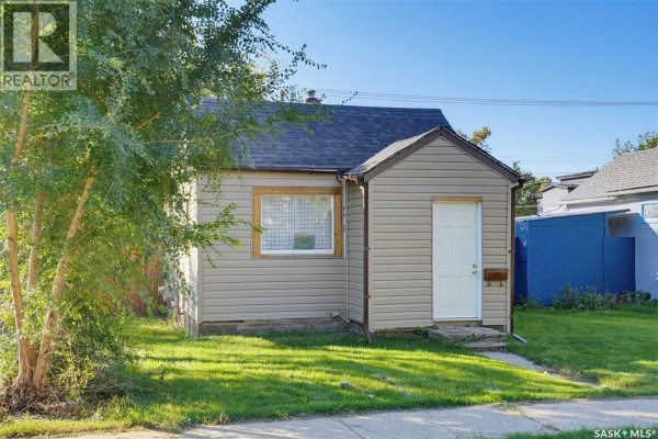 Enclosed porch - 915 23rd Street W, Saskatoon, SK S7L0S1 Photo 5