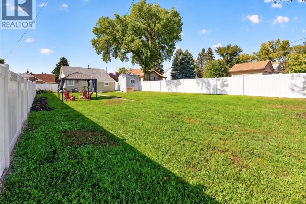 4pc Bathroom - 915 4th Avenue Nw, Moose Jaw, SK S6H3W9 Photo 5