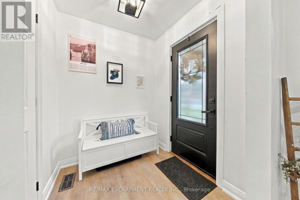 Office - 915 Tanager Avenue, Burlington, ON L7T2Y1 Photo 3