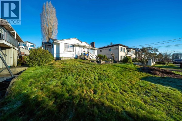 915 Walls Avenue, Coquitlam, BC V3K2T2 Photo 2