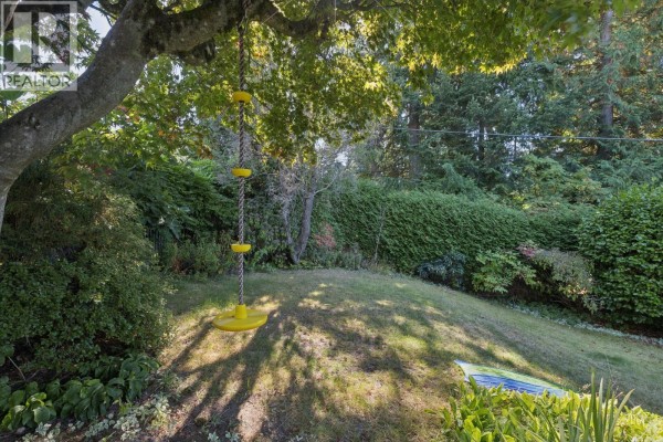 915 Wentworth Avenue, North Vancouver, BC V7R1R8 Photo 2