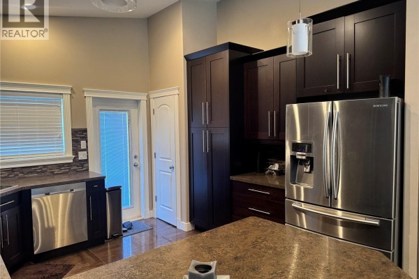 Kitchen - 916 3rd Street Se, Weyburn, SK S4H3J8 Photo 5
