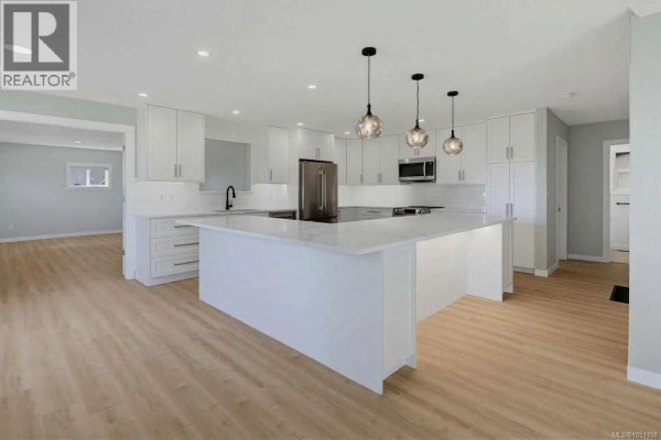 Bathroom - 916 Burnside Rd W, Saanich, BC V8Z1N2 Photo 5