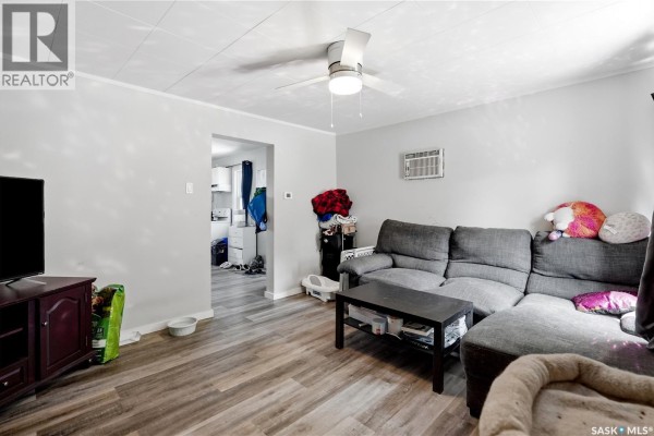 Bedroom - 916 Iroquois Street W, Moose Jaw, SK S6H5B6 Photo 5