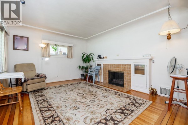 916 Thirteenth Street, New Westminster, BC V3M4N1 Photo 4