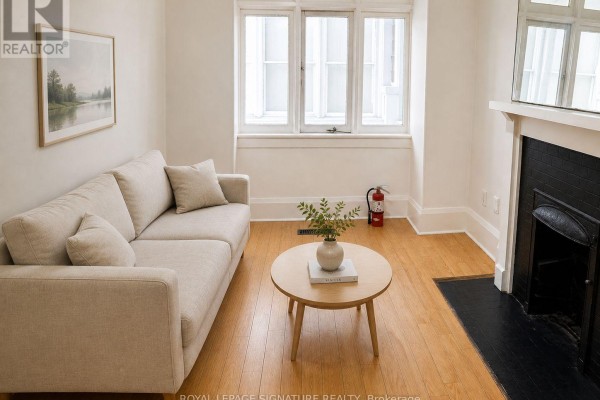 916 Woodbine Avenue, Toronto, ON, photo 2