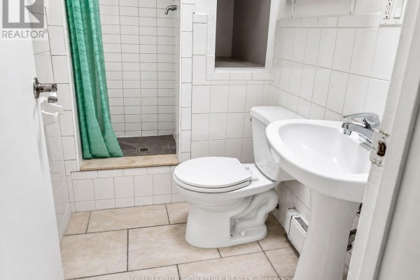 Kitchen - 916 Woodbine Avenue, Toronto, ON M4C4B7 Photo 5