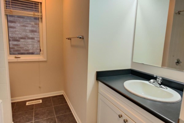 Kitchen - 917 Farmstead Drive, Milton, ON L9T8J5 Photo 4
