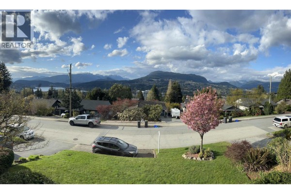 918 Baker Drive, Coquitlam, BC V3J6X2 Photo 3