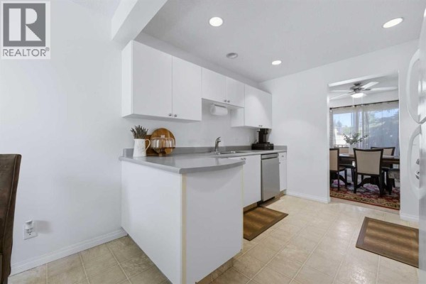 Primary Bedroom - 92, 388 Sandarac Drive Nw, Calgary, AB T3K4E3 Photo 5
