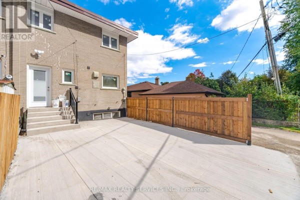 92 Corby Crescent, Brampton, ON L6Y1H1 Photo 3