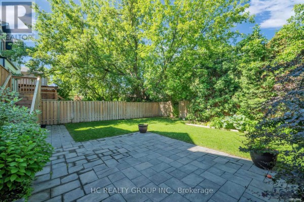 Living room - 92 Glen Rush Boulevard, Toronto, ON M5N2V1 Photo 4