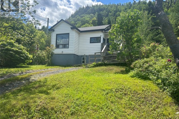 Bath (# pieces 1-6) - 92 Memorial Drive, Clarenville, NL A5A1N4 Photo 2