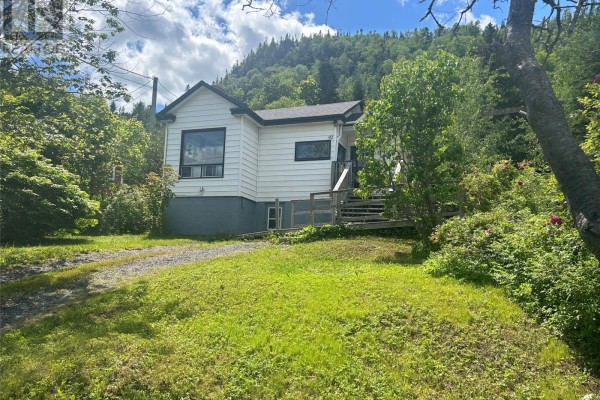 Primary Bedroom - 92 Memorial Drive, Clarenville, NL A5A1N4 Photo 5