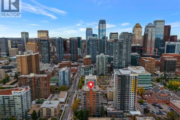 Aerial view showing the apartment building surrounded by the urban cityscape and skyscrapers. - 920, 540 14 Avenue Sw, Calgary