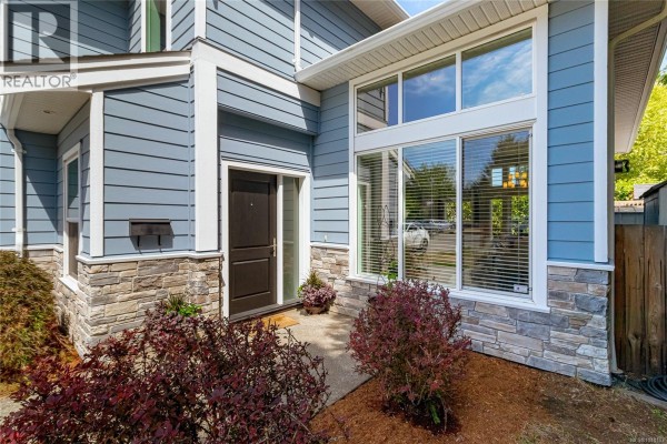Patio - 920 Snowdrop Ave, Saanich, BC V8Z2N4 Photo 2