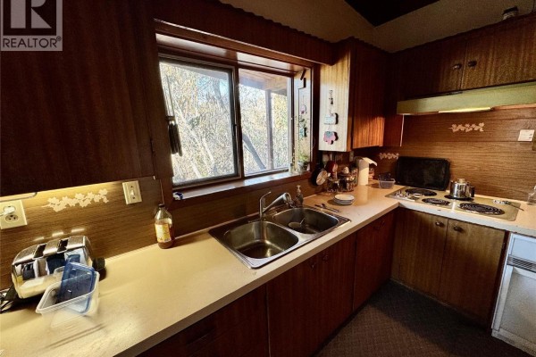 Full bathroom - 9209 Moffat Avenue, Wilmer, BC V0A1K5 Photo 5