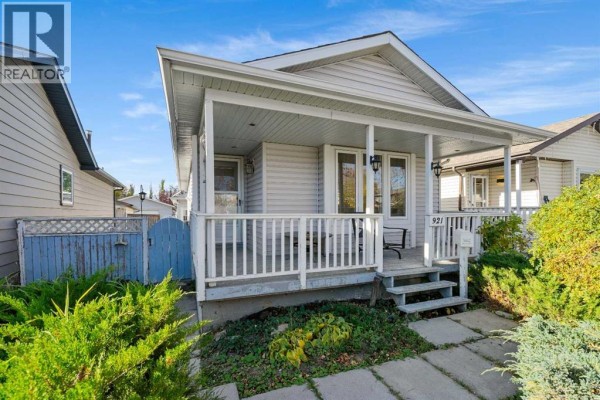 Kitchen - 921 Erin Woods Drive Se, Calgary, AB T2B2X1 Photo 2