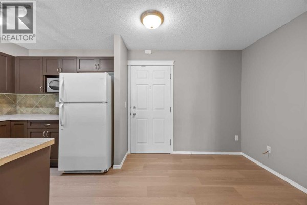 Living room - 9216, 70 Panamount Drive Nw, Calgary, AB T3K6K6 Photo 4